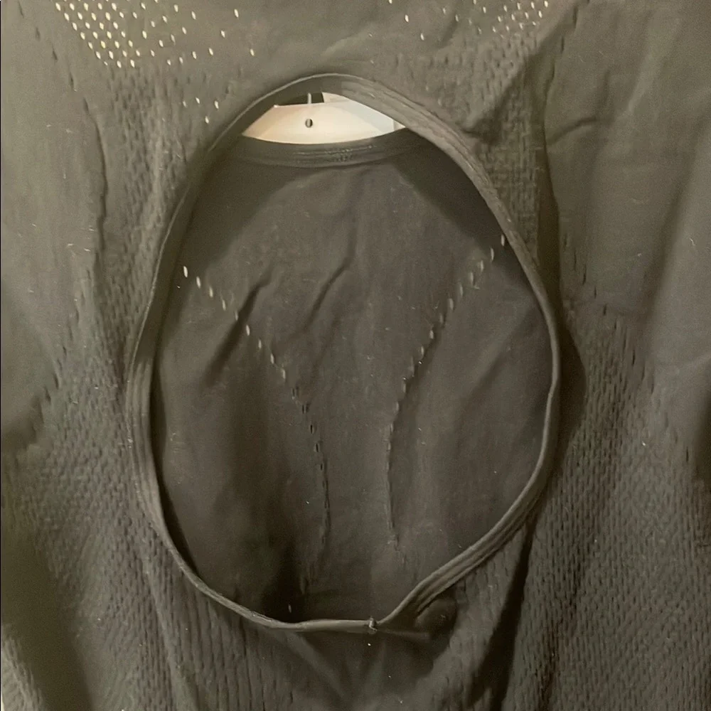 Fabletics Black Sculptknit Contour Long-Sleeve Crop - Picture 4 of 5